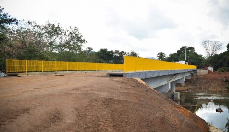 Interditada após enchente, ponte para São Vicente é reconstruída e liberada