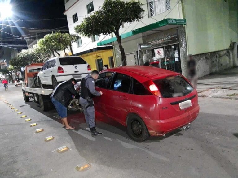 Motorista tenta escapar de PM e bate em carro e muro em Alegre