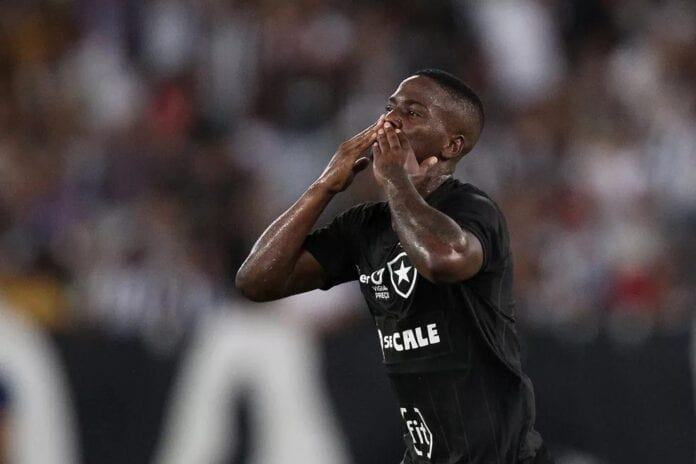 Após ida de Paulo Victor ao Inter, Botafogo negocia com lateral Jonathan