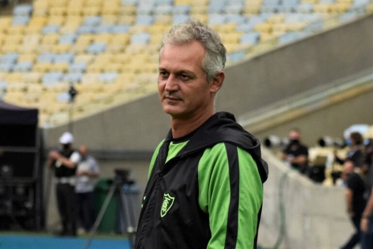 Botafogo mira novo técnico para sábado; Lisca aparece como principal nome