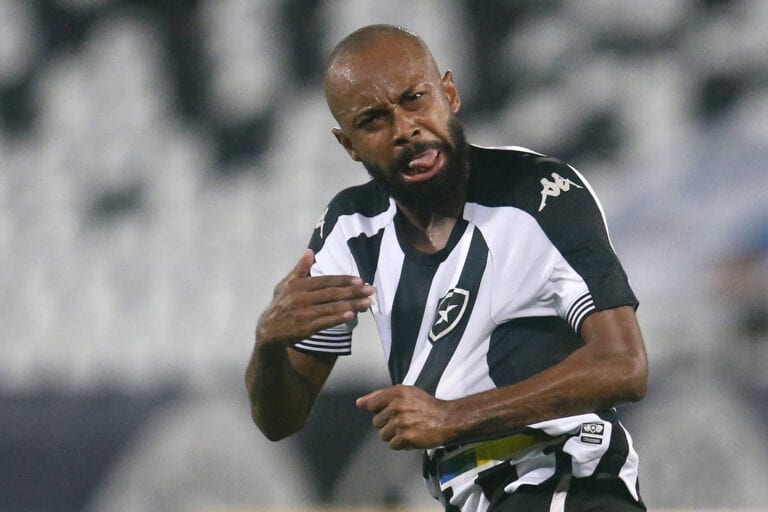 Destaque contra o Cruzeiro, Chay cobra atenção no Botafogo
