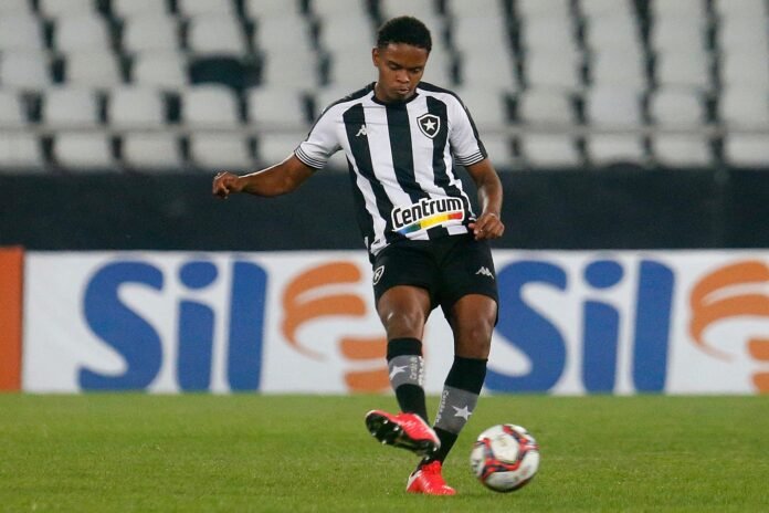 Gilvan, do Botafogo, rasga elogios a Lucas Mezenga