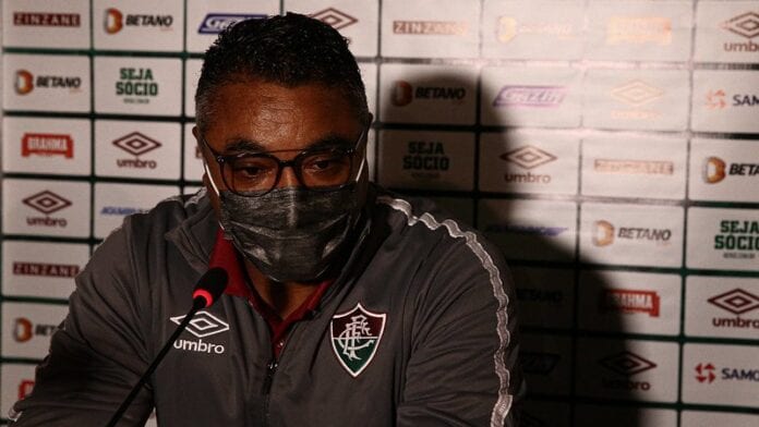 Após goleada, Roger Machado descarta mudar estilo de jogo do Fluminense