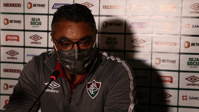 Após goleada, Roger Machado descarta mudar estilo de jogo do Fluminense