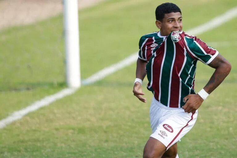 John Kennedy volta a treinar com o elenco do Fluminense