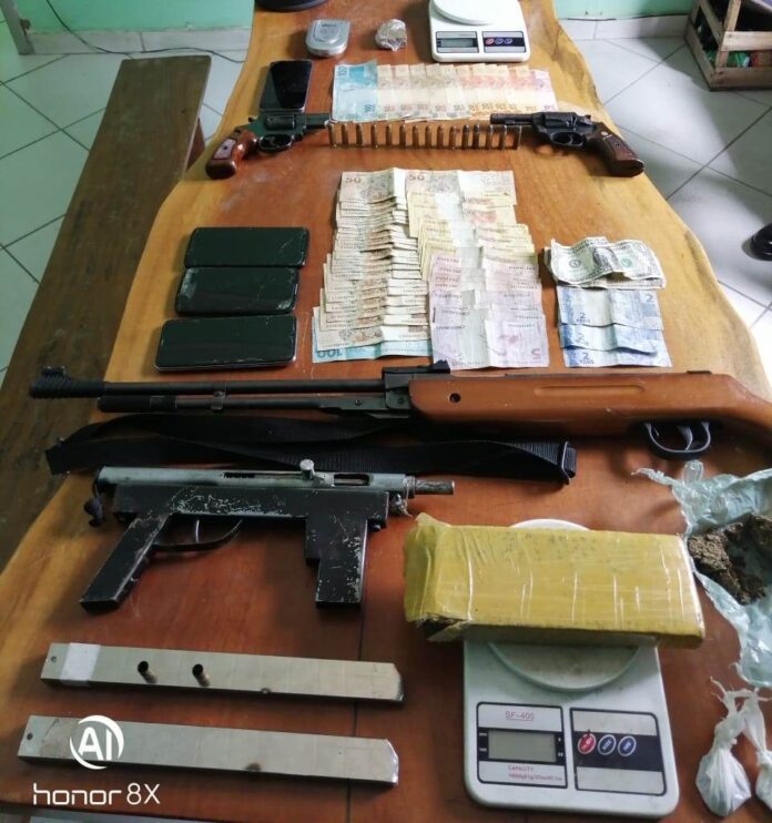 Quatro suspeitos são detidos por tráfico de drogas e porte ilegal de arma de fogo em Alto Rio Novo
