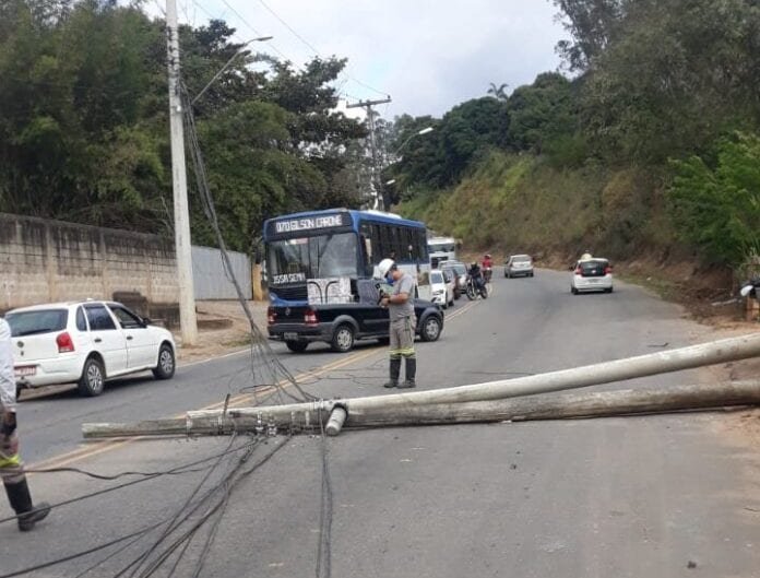 Poste cai e interdita parte do trânsito na Rodovia do Valão