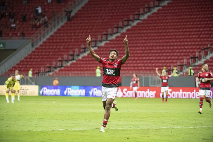 Renato Gaúcho destaca atuações de Michael e Vitinho em goleada do Flamengo