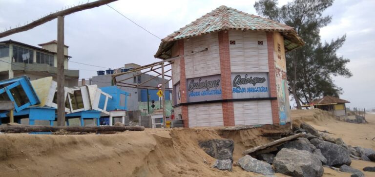 Erosão Marinha atinge quiosques na Cidade Nova em Marataízes 