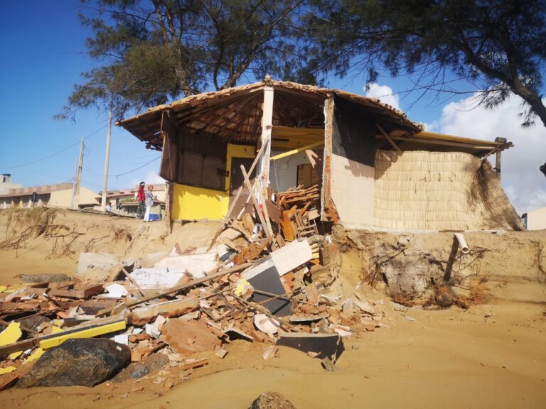 Erosão derruba quiosque em Praia de Marataízes 