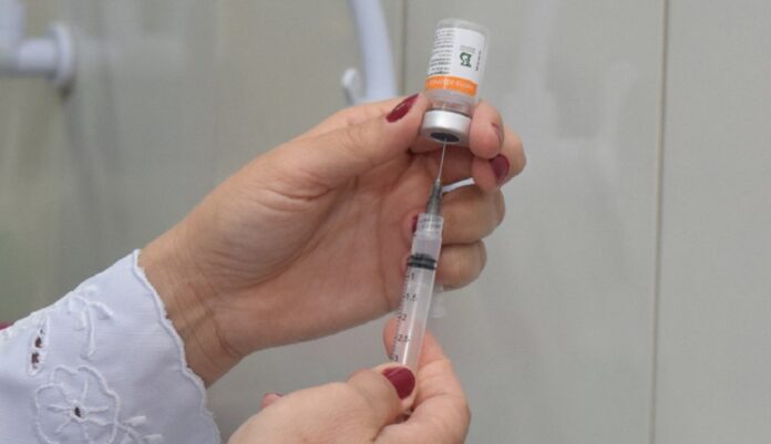 Cachoeiro vacina jovens acima de 18 com 1ª dose, sem agendamento, em 25 UBS