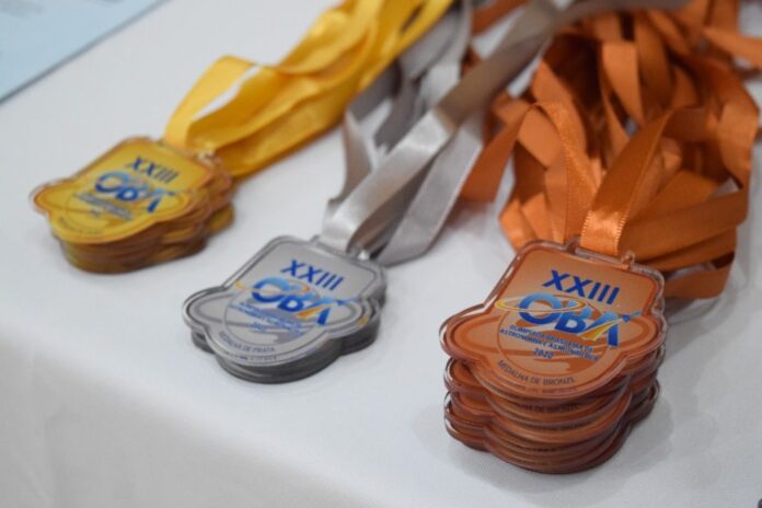 Alunos da rede municipal recebem medalhas na Olimpíada Brasileira de Astronomia - Prefeitura de Cachoeiro de Itapemirim