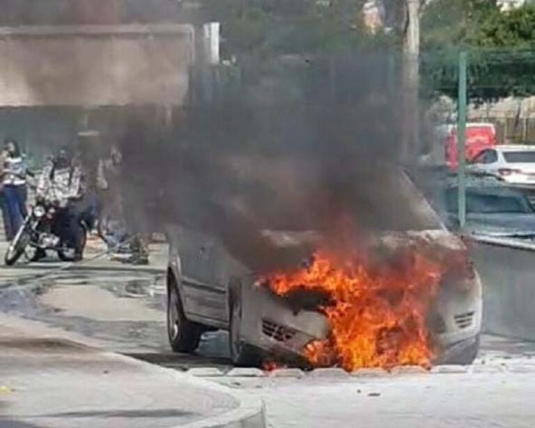 Carro pega fogo na entrada do estacionamento do Perim Center