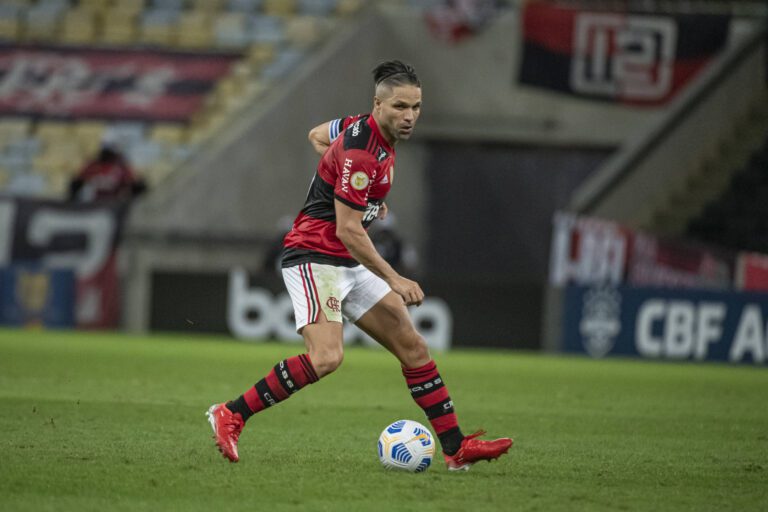 Diego prega foco do Flamengo na Libertadores