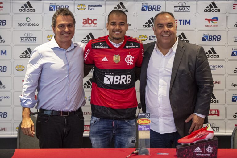 Flamengo apresenta Kenedy, seu novo reforço