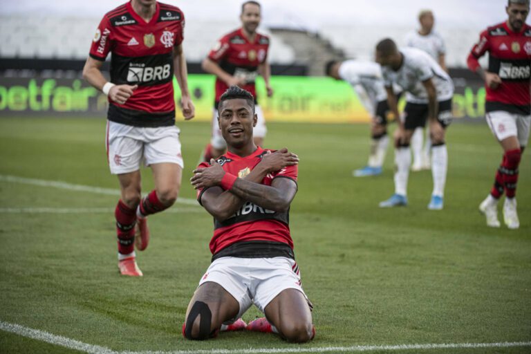 Flamengo atropela Corinthians na Neo Química Arena, mantém tabu e cola no G4