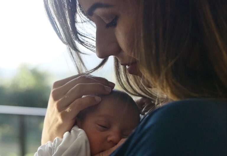 No Dia da Amamentação, pediatra diz que aleitamento melhora saúde do bebê