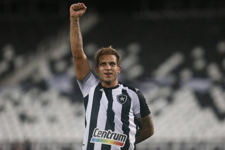Botafogo bate a Ponte Preta e cola no G4 da Série B