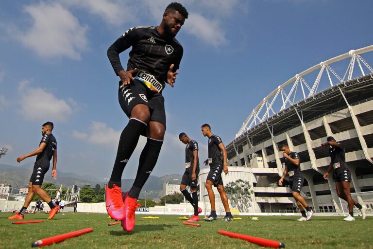 Chape desiste e Rafael Carioca fica sem clube após rescisão com Botafogo