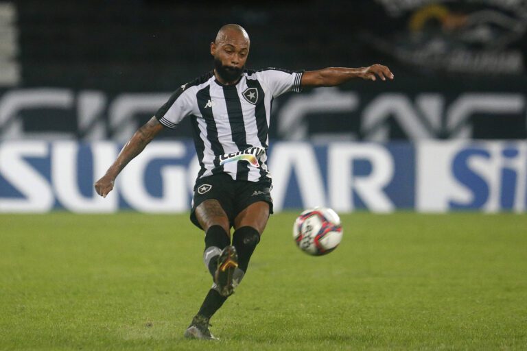 Chay exalta vitória e entrada do Botafogo no G-4