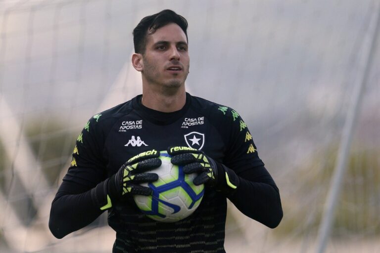 Desfalque do Botafogo há seis meses, Gatito publica vídeo de recuperação