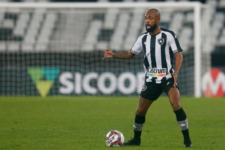 Destaque do Botafogo, Chay não enfrentará o Operário pela Série B