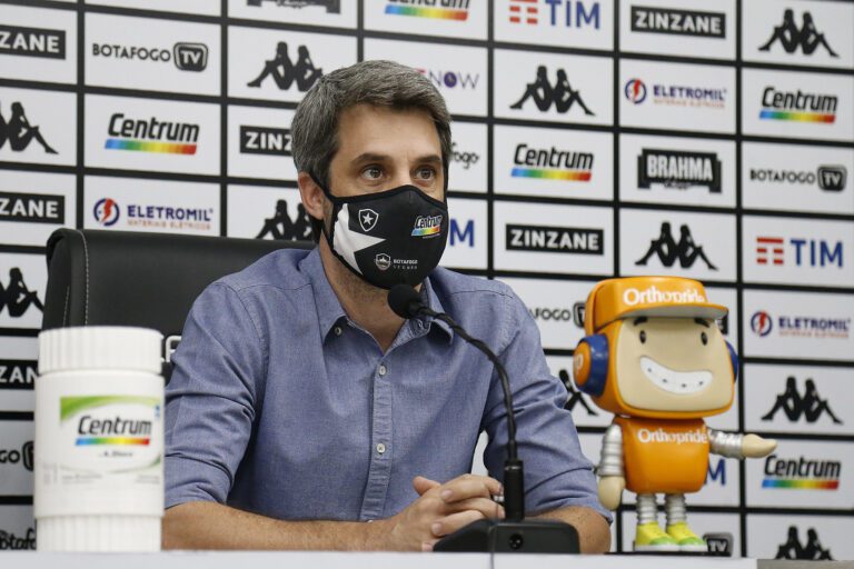 Freeland, diretor do Botafogo, volta a reclamar da arbitragem