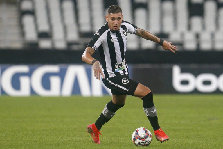 Rafael Navarro, atacante do Botafogo, tem proposta da Bélgica