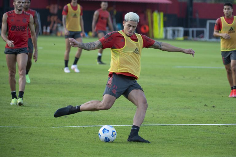 Pedro sofre entorse no tornozelo e será reavaliado pelo Flamengo