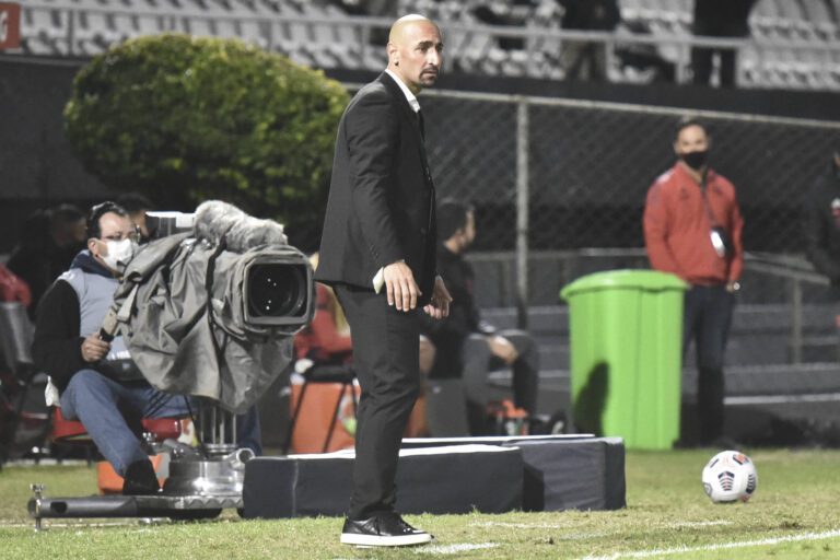 Técnico do Olimpia pede demissão e interino vai comandar a equipe contra o Flamengo