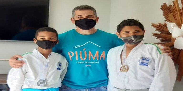 Prefeito de Piúma Paulo Cola recebe judocas campeões do Projeto Juntos no JEES