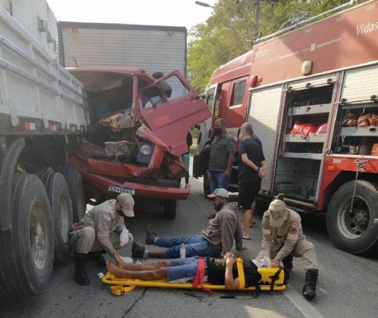 Acidente entre carreta e caminhão em frente à Viação Itapemirim deixa 3 feridos