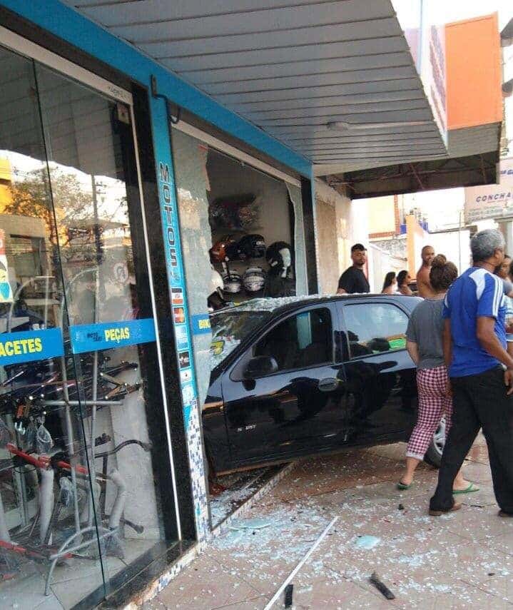 Após acidente, carro invade vitrine de loja em Guarapari