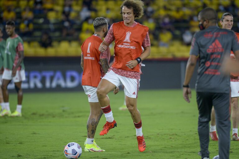 Após susto contra Barcelona, David Luiz torce por lesão leve e se diz “feliz” por fazer parte do Flamengo