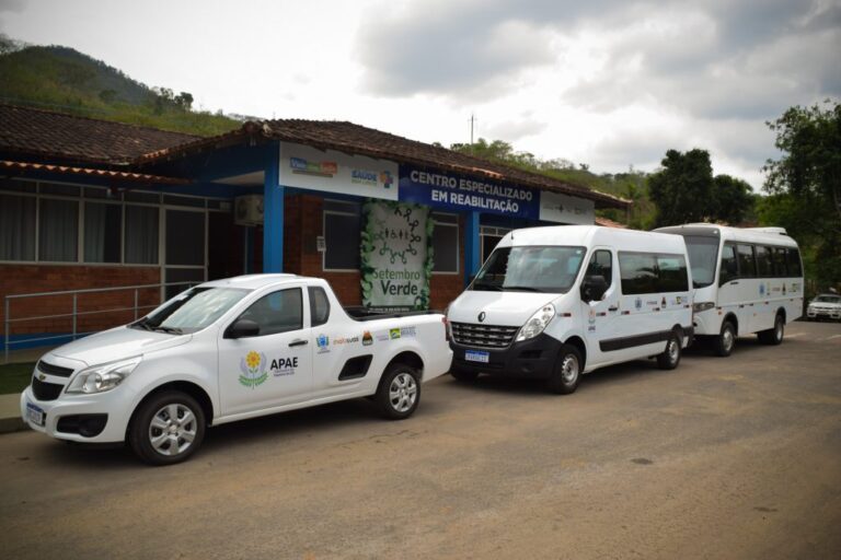 Prefeitura de Cachoeiro entrega três novos veículos para a Apae - Prefeitura de Cachoeiro de Itapemirim