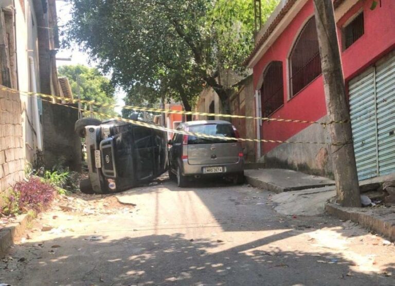 Caminhonete tomba em bairro de Cachoeiro e pai e filho ficam feridos
