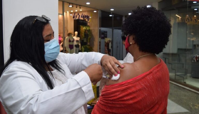 Covid-19: Cachoeiro vacina em mutirão no Shopping Cachoeiro e Perim Center