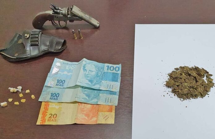 Em abordagem a veículo, PM prende dois e apreende arma e droga