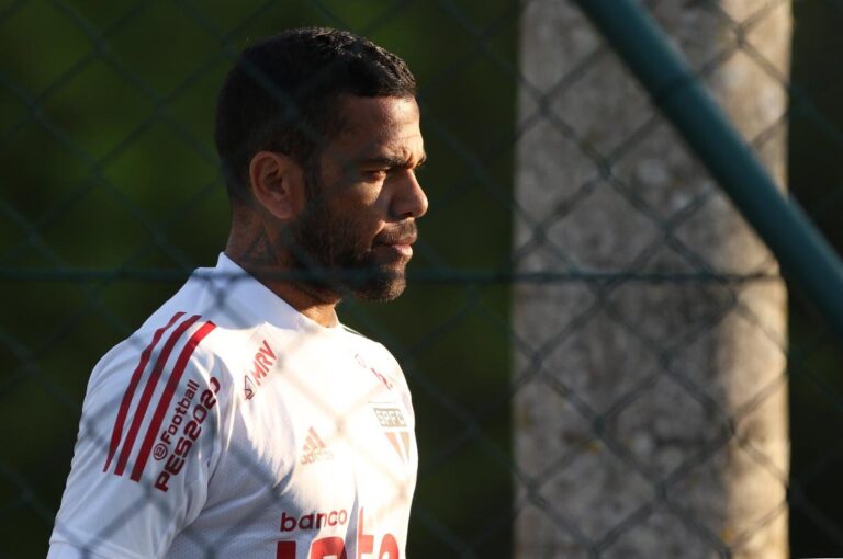 Flamengo não descarta Daniel Alves, mas estipula teto de gastos