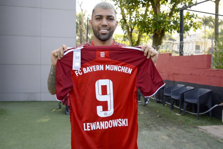 Gabigol e Lewandowski trocam camisas autografadas: “Craque reconhece craque”