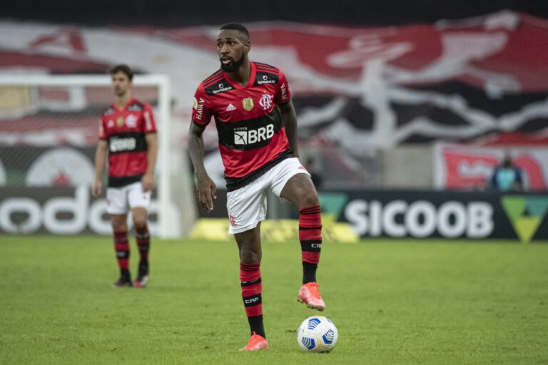 Gerson é presenteado com camisa do Flamengo e se declara ao ex-clube: “Te amo”