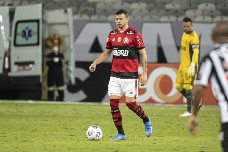 Hugo Moura pode retornar ao Flamengo após clube da Suíça ser vendido