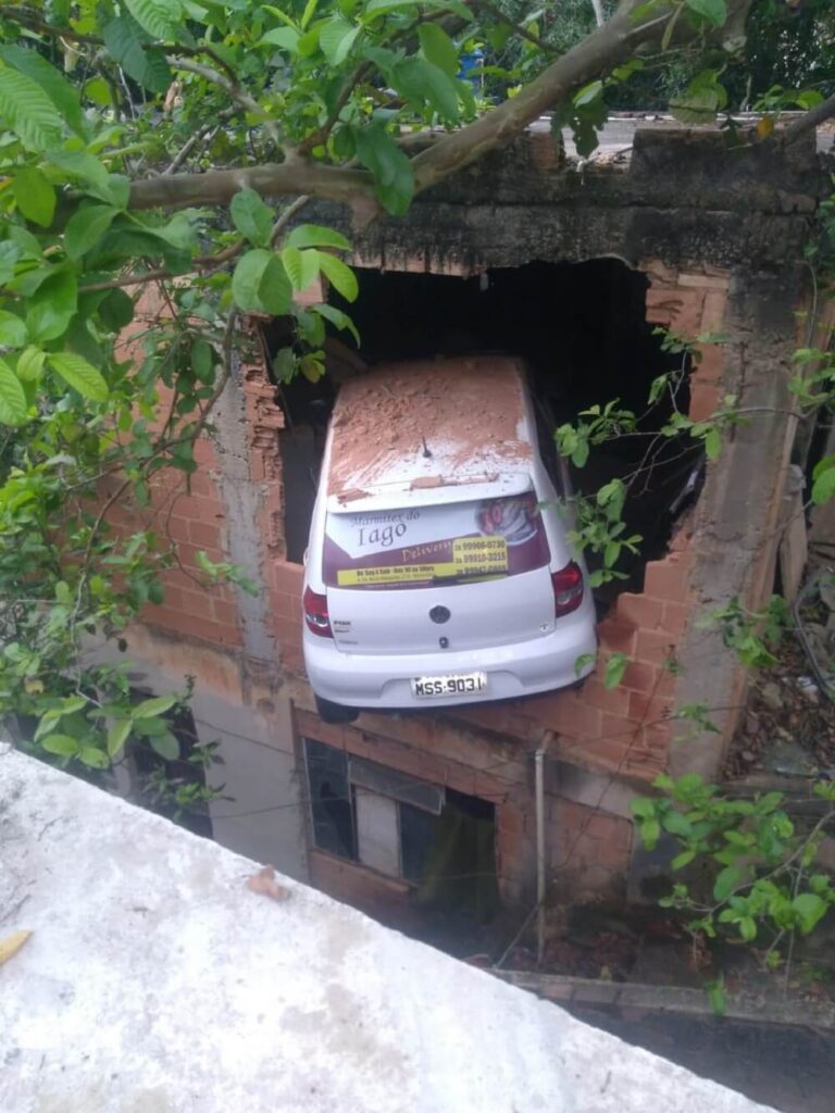 Motorista perde controle do veículo e invade casa no bairro Rubem Braga