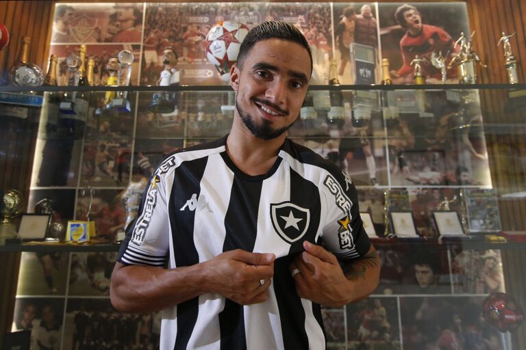 Botafogo pretende explorar a versatilidade de Rafael, nova peça do elenco