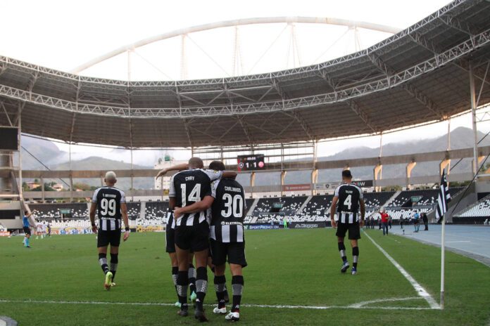 Botafogo vira sobre o Náutico e mantém embalo na Série B