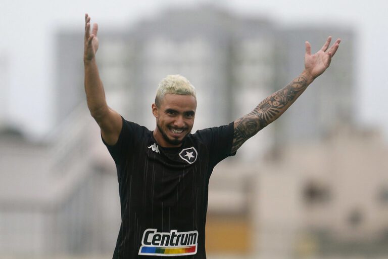 Rafael projeta data para realizar estreia pelo Botafogo