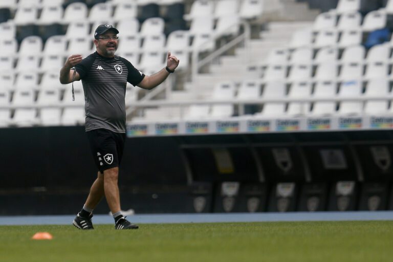 Técnico Enderson Moreira é suspenso e desfalcará o Botafogo por dois jogos