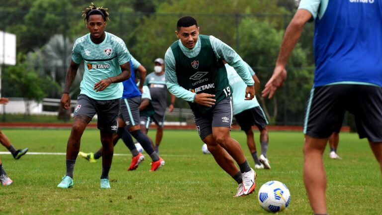 Fluminense treina pela manhã e viaja para Chapecó