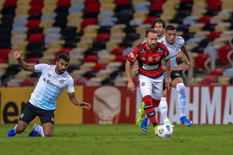 Zico é contra Flamengo abrir mão do Brasileiro