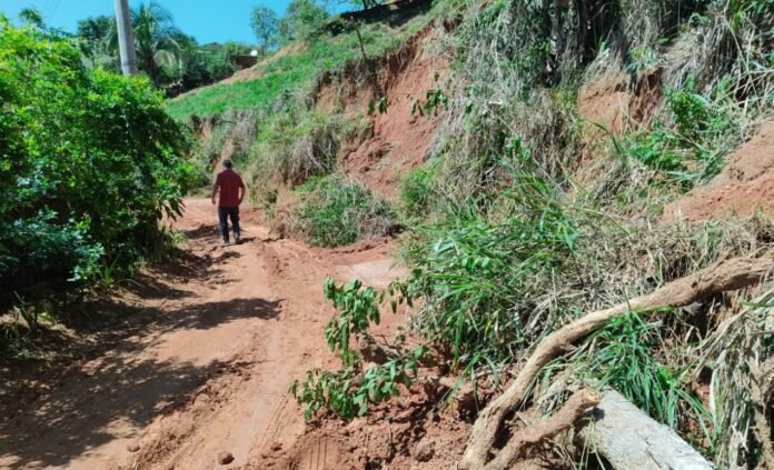 defesa-civil1-1024x623 Piúma libera estrada após queda de barreira no interior
